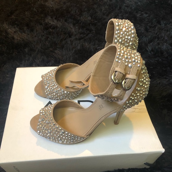 Aldo resists heels - Picture 3 of 3